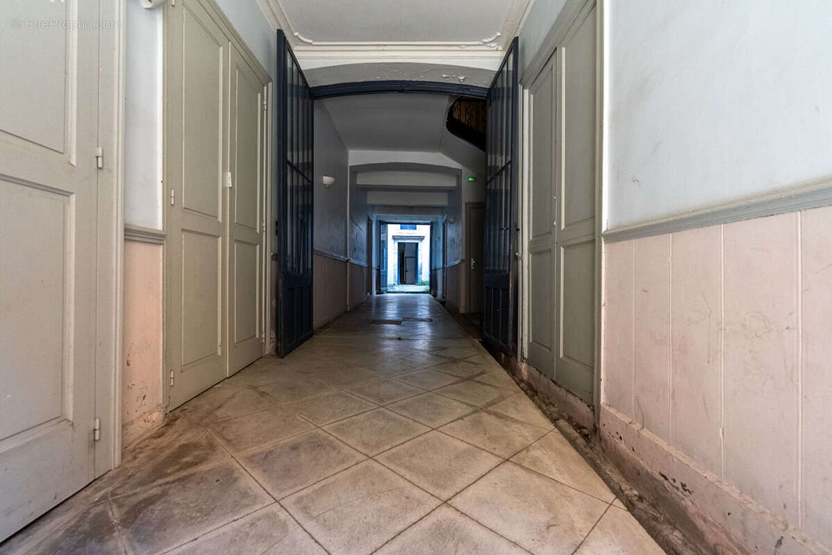 CARCASSONNE - PROCHE GAMBETTA  Superbe immeuble rénové avec cour (7 appart. 2 com.) sans copropriété - photo 2
