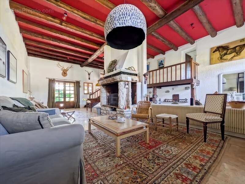 À vendre 8 pièces CERCIER (74) Authentique corps de ferme de caractère entièrement rénové avec piscine et vaste terrain arboré - photo 3