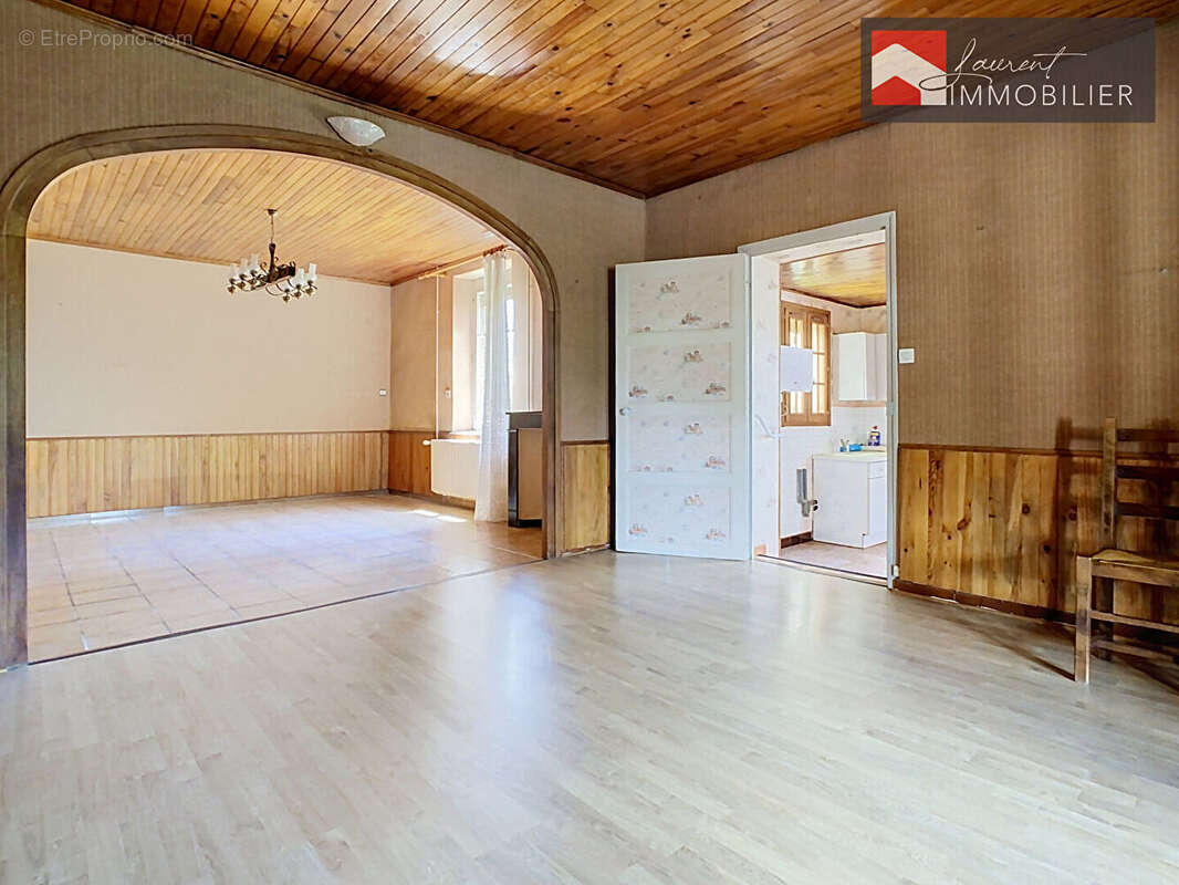 Loisy 4 pièces - Ancienne ferme bressane avec dépendances -114 m2 - 128 000 - photo 6