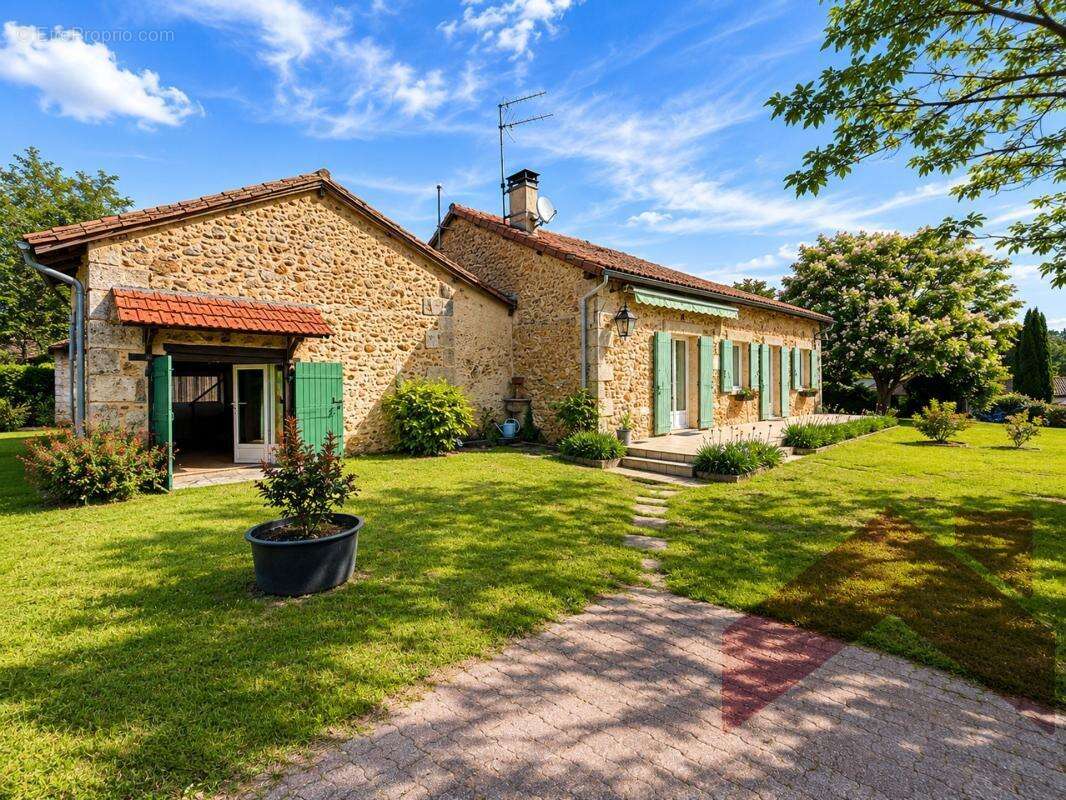 Maison à DOUVILLE