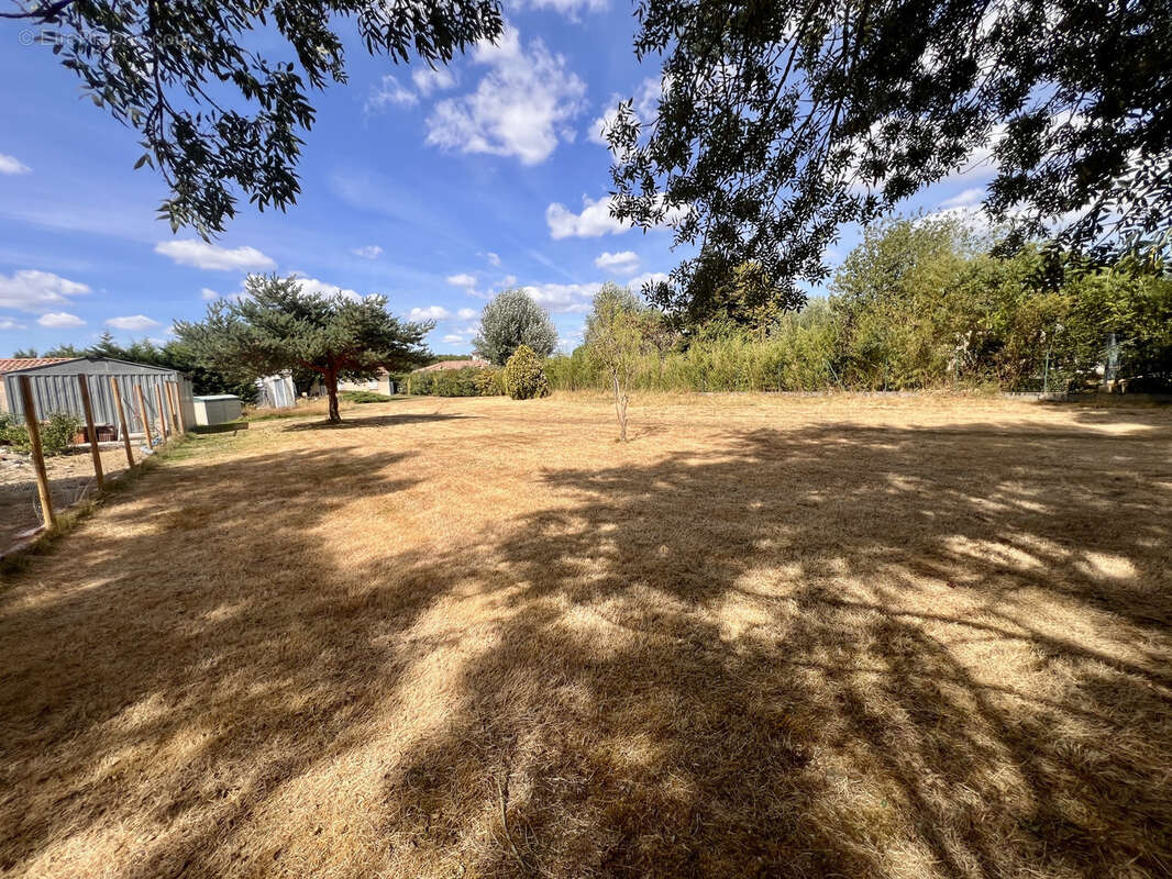 Terrain constructible de 1270m2 non viabilisé - photo 3