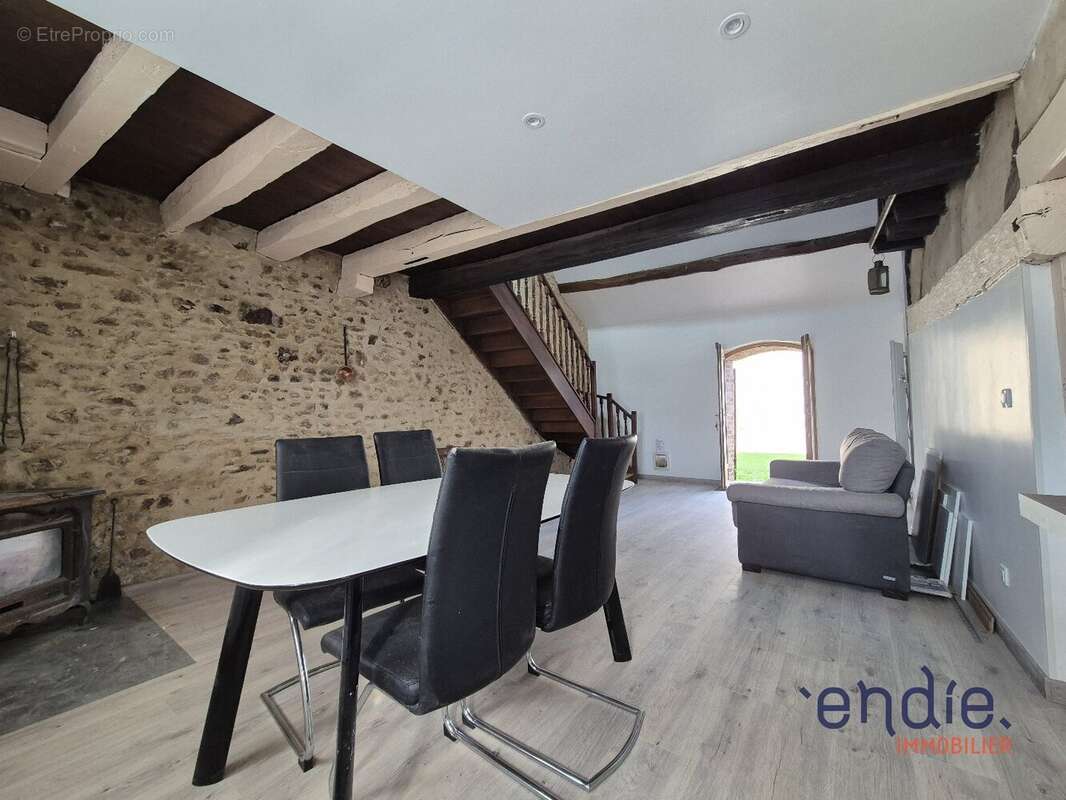 Maison de 91m 2 en pierres avec poutres apparentes - photo 2