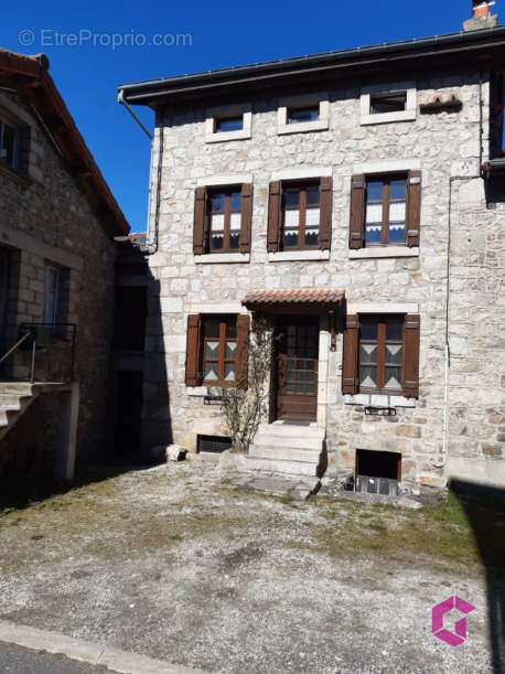 Maison de bourg avec cour et dépendances - photo 3