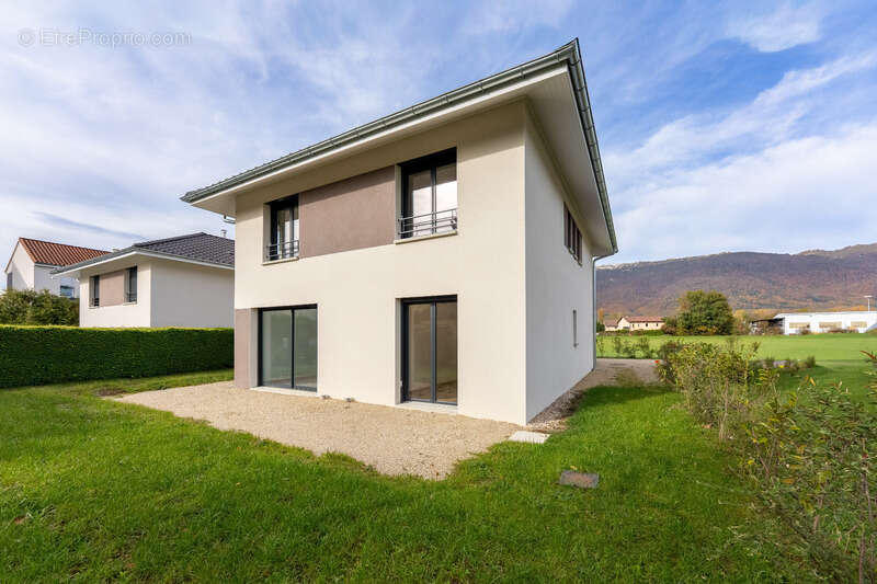 Maison à SAINT-GENIS-POUILLY