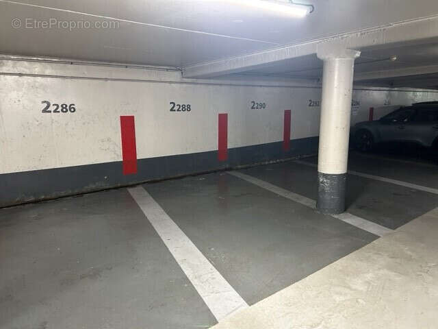 Parking à NEUILLY-SUR-SEINE