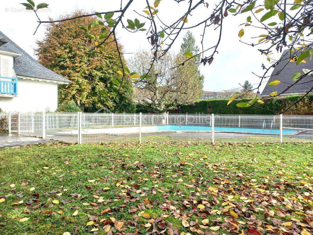 Maison traditionnelle spacieuse sur 2271 m² de terrain à Lourdes : votre havre de paix à découvrir ! - photo 2