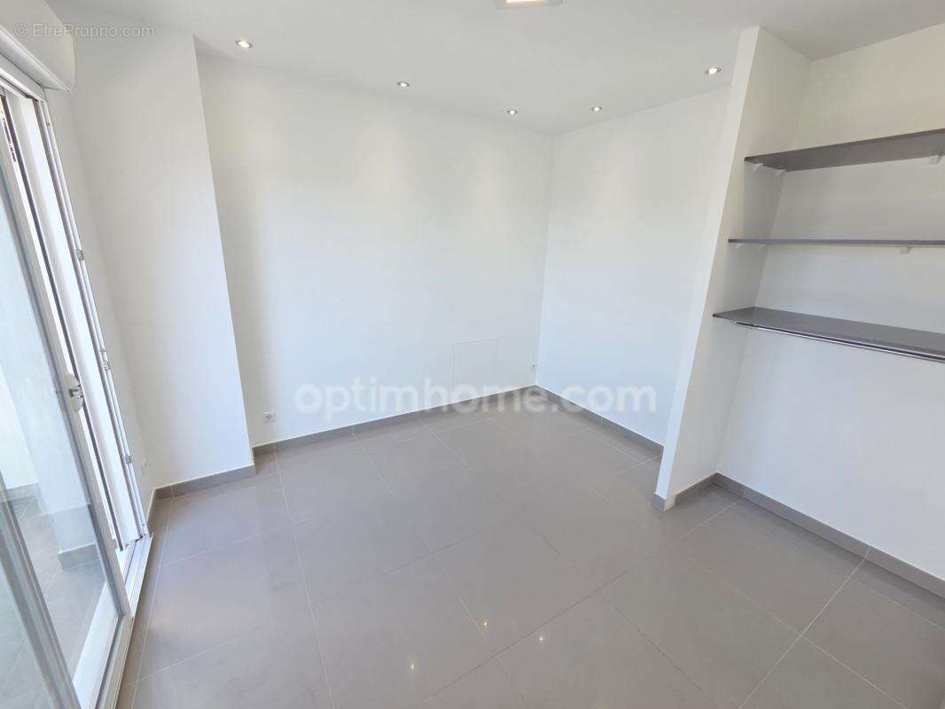 Sarcelles Village - Maison Contemporaine d'Exception - 204 m2 - 9 pièces / 5 Chambres - Prestations Haut de Gamme - Piscine et G - photo 9