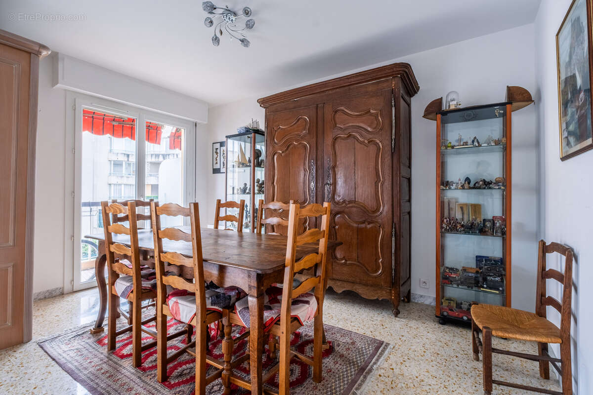 Appartement à SAINT-LAURENT-DU-VAR