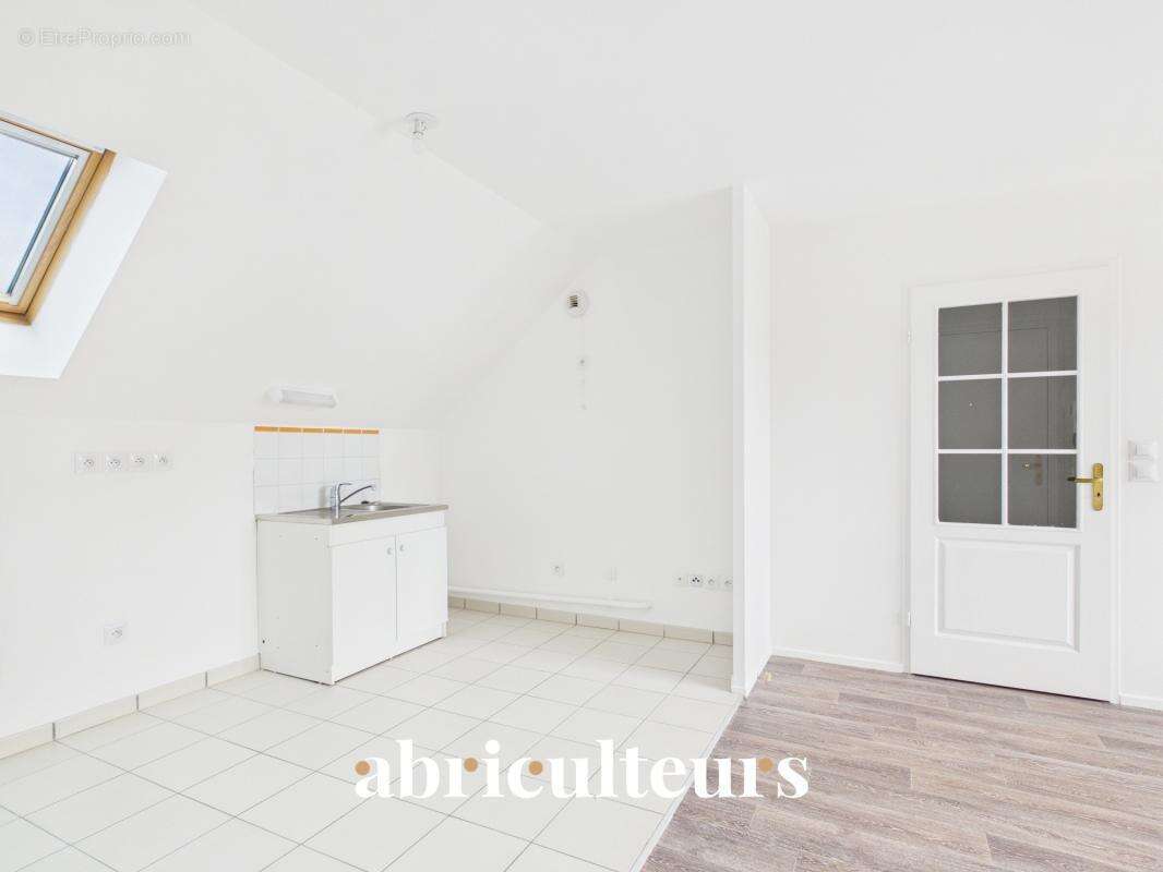 Appartement T2 au dernier étage avec vue dégagée sur le pigeonnier et les jardins – Résidence de standing à Survilliers - photo 7