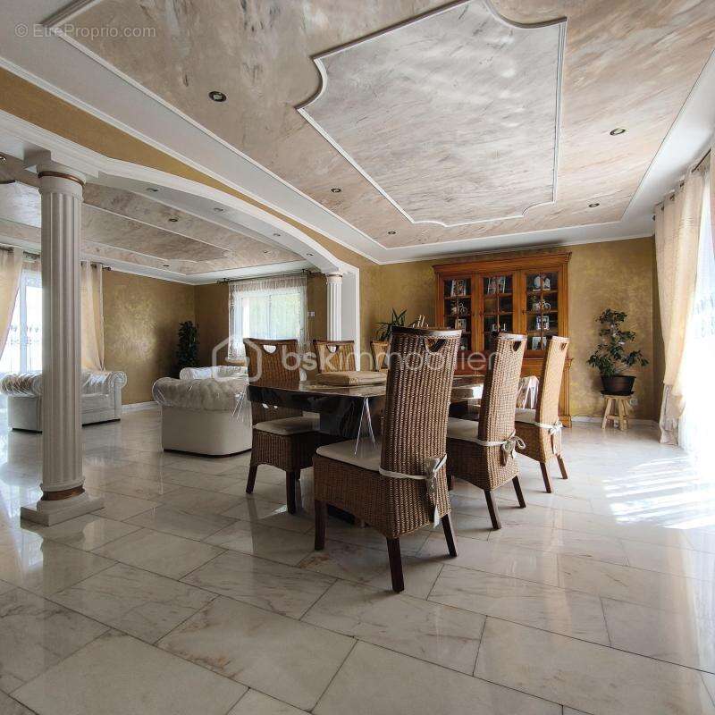 Maison à LE GENEST-SAINT-ISLE