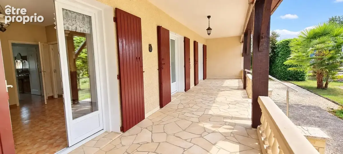 Maison plain pied avec terrasse couverte et  garage sur jardin de 1200 m² - photo 2