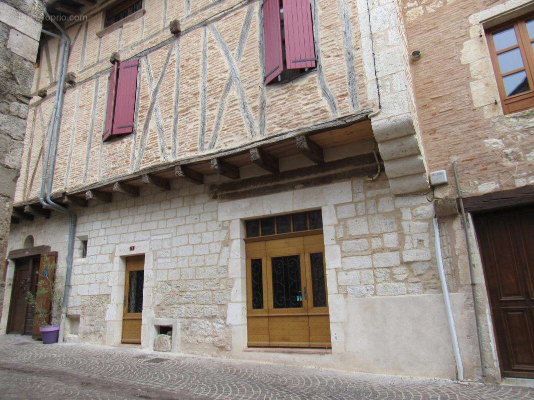 Grande maison medievale  de village entierement renovee dpe en b avec une petite maison qui sert de garage   290000€ - photo 49