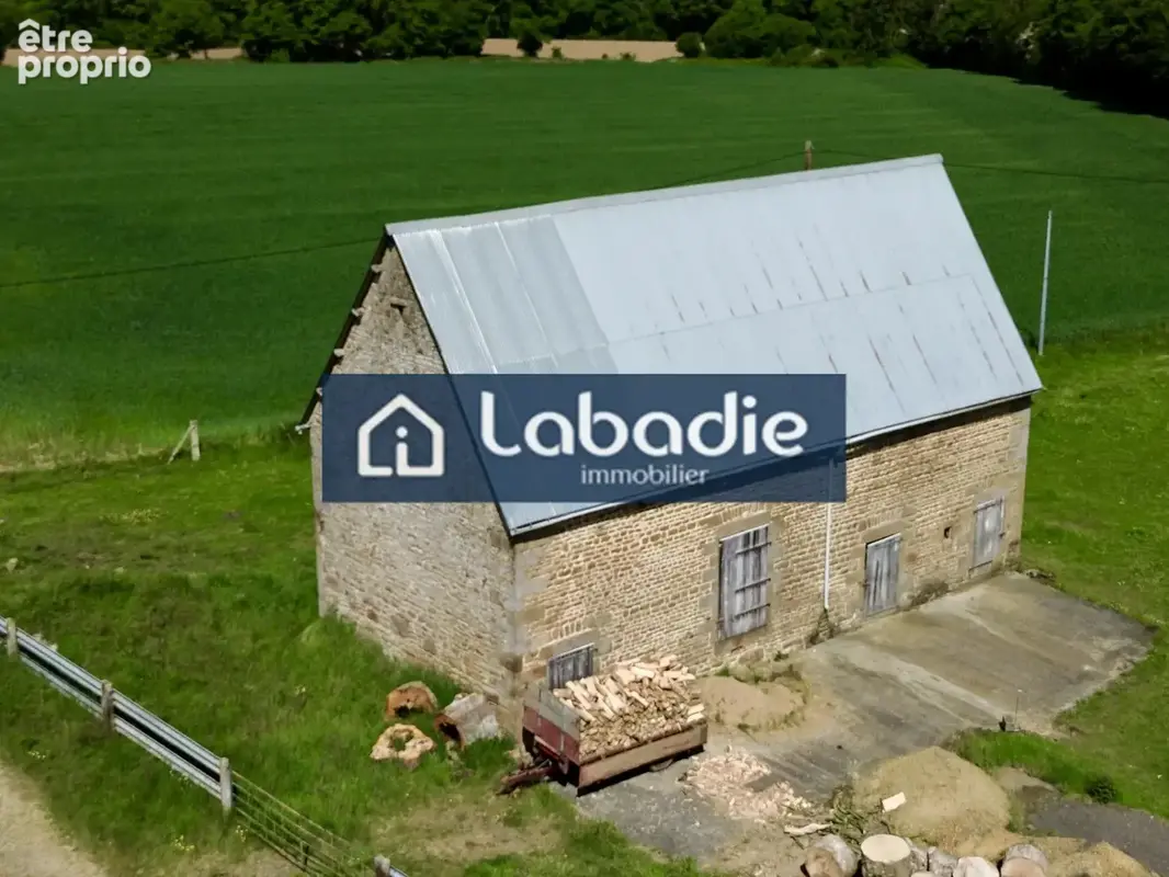A proximité d'un bourg tous commerces, un beau bâtiment en pierres à rénover, terrain de 3128m2. - photo 2