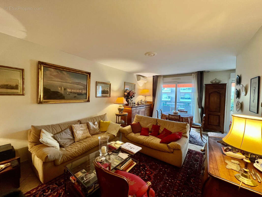 Appartement à SAINT-LAURENT-DU-VAR