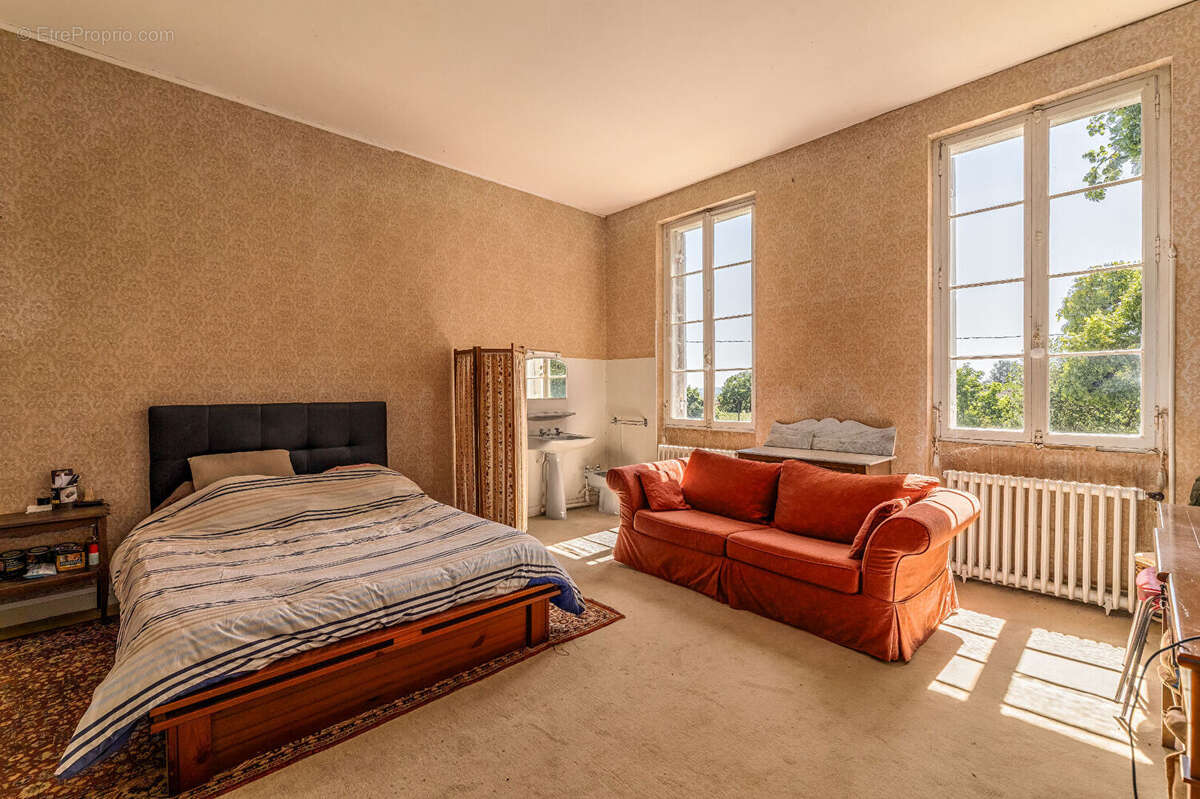 Maison à SAINT-CHRISTOPHE-DES-BARDES