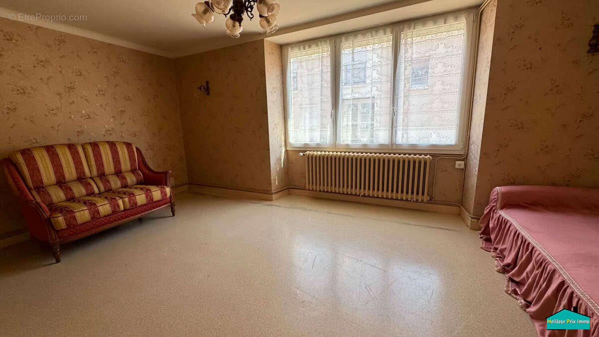 Maison de bourg de 157 m² avec jardin clos et garage - Beau potentiel - photo 4