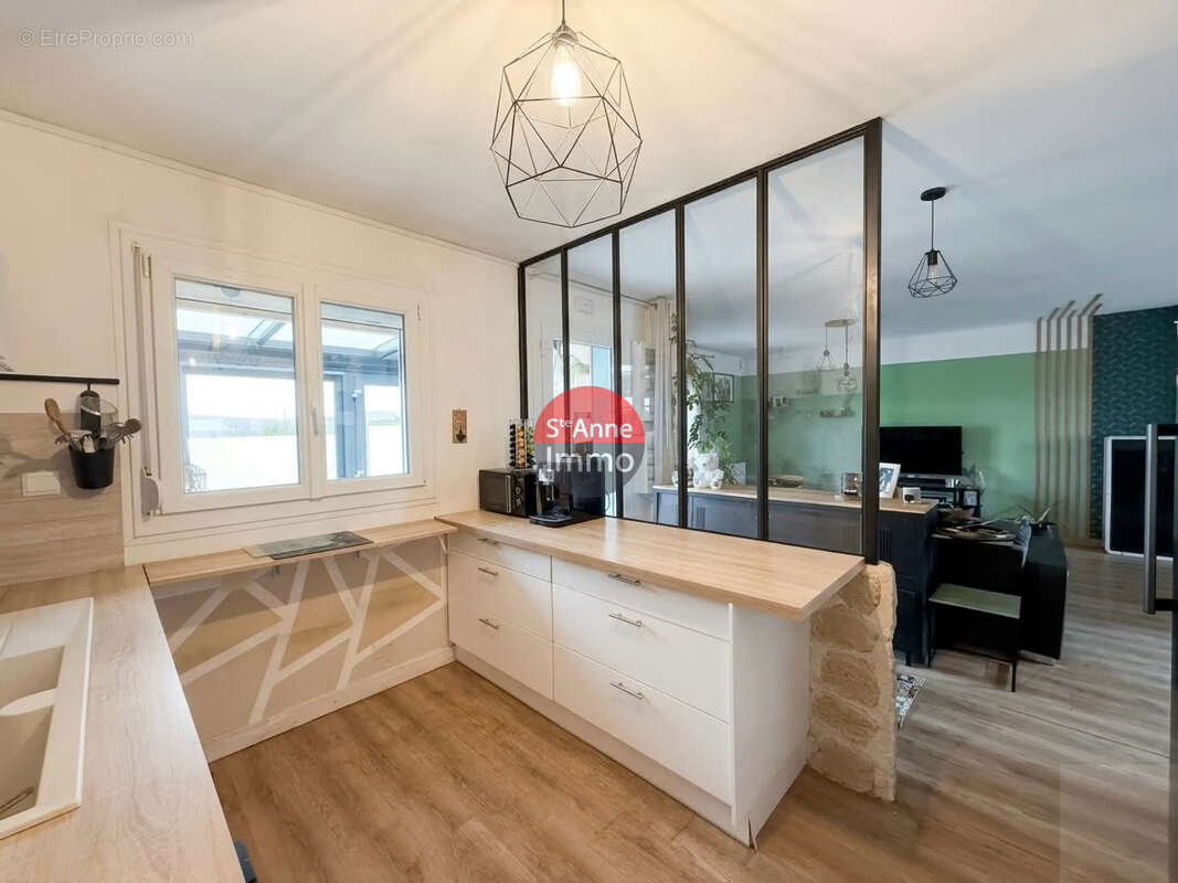 Guerbigny - 140m2 - maison individuelle - 4 chambres - 2 salle de bains - jardin - cour - terrasses - photo 8