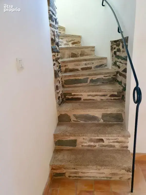Sally HICKEY vous présente cette maison ancienne rénovée en pierres. 6 pièces, jardin clos & grand parking - photo 3