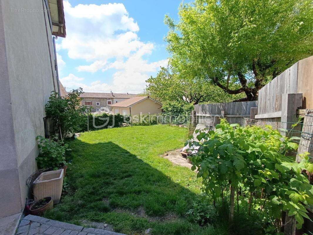 Maison à CHARNECLES