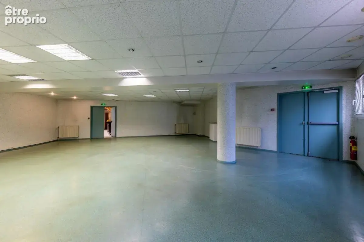 Immeuble et parkings - 2 395 m² - Nevers (58) - photo 4
