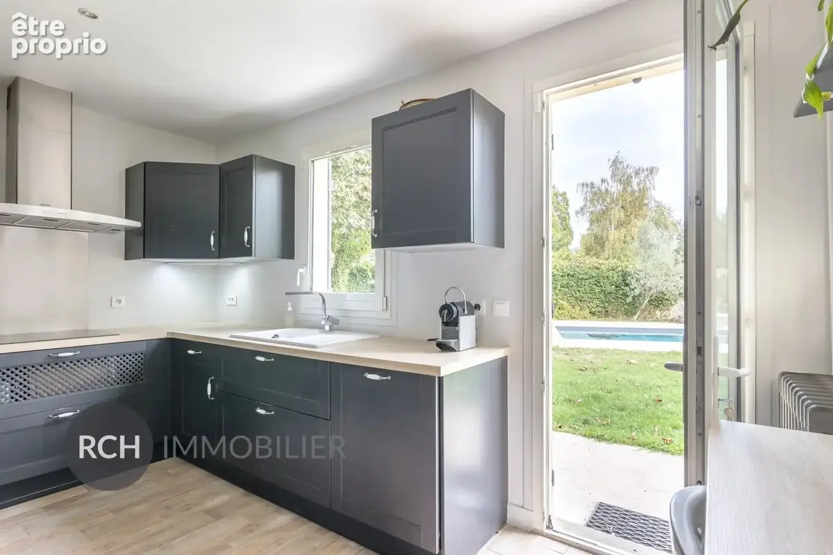 Boullay-Les-Troux - Charmante maison en pierre entièrement rénovée sur un joli jardin plat avec piscine - photo 10