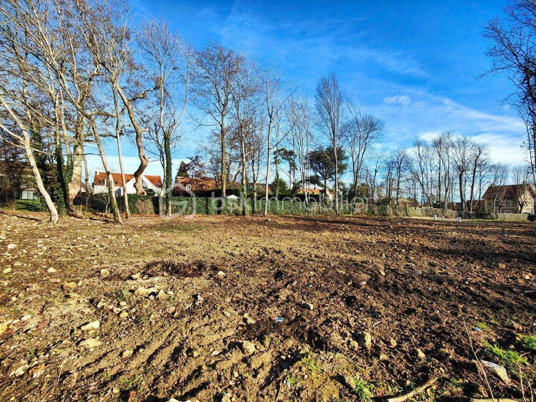 Terrain à MONTFORT-L'AMAURY
