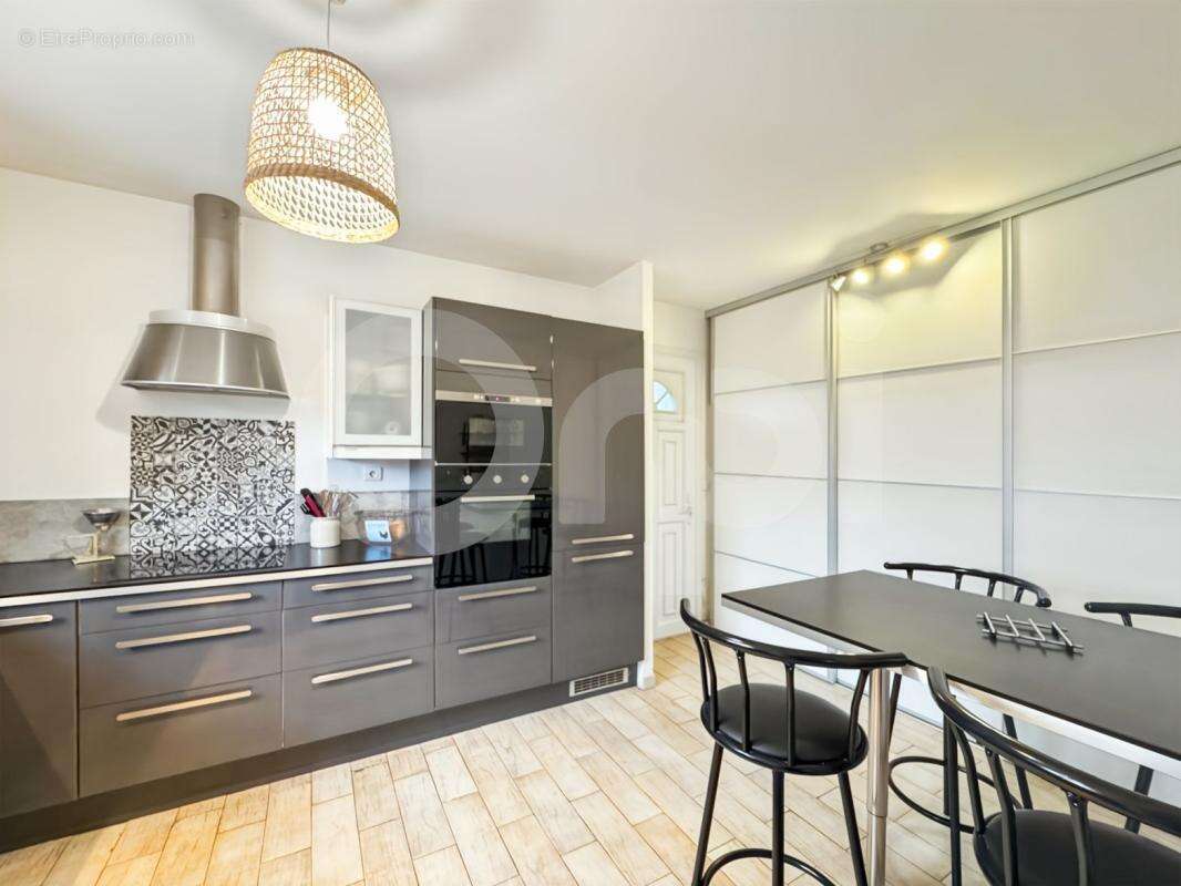 Maison à LE REVEST-LES-EAUX