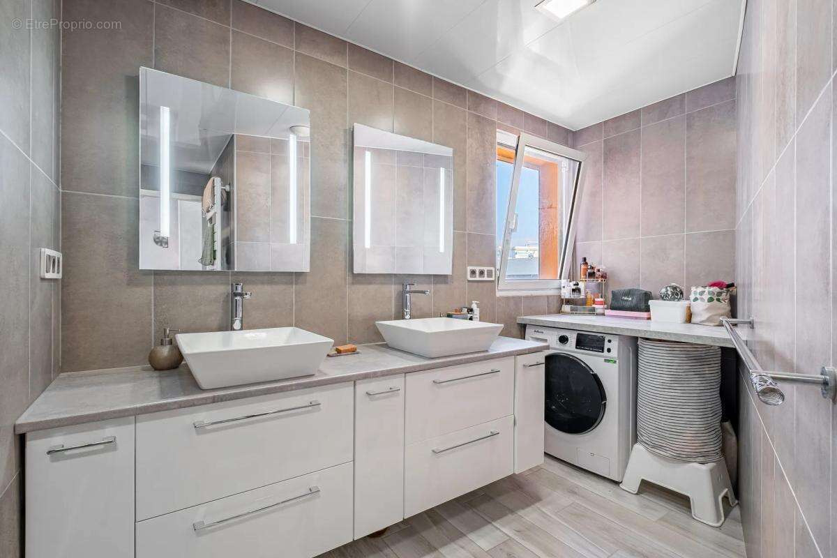 Appartement à SAINT-LAURENT-DU-VAR