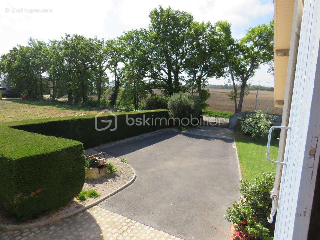 Maison de Caractère Rénovée 7 pièces de 231 m² au calme - photo 5