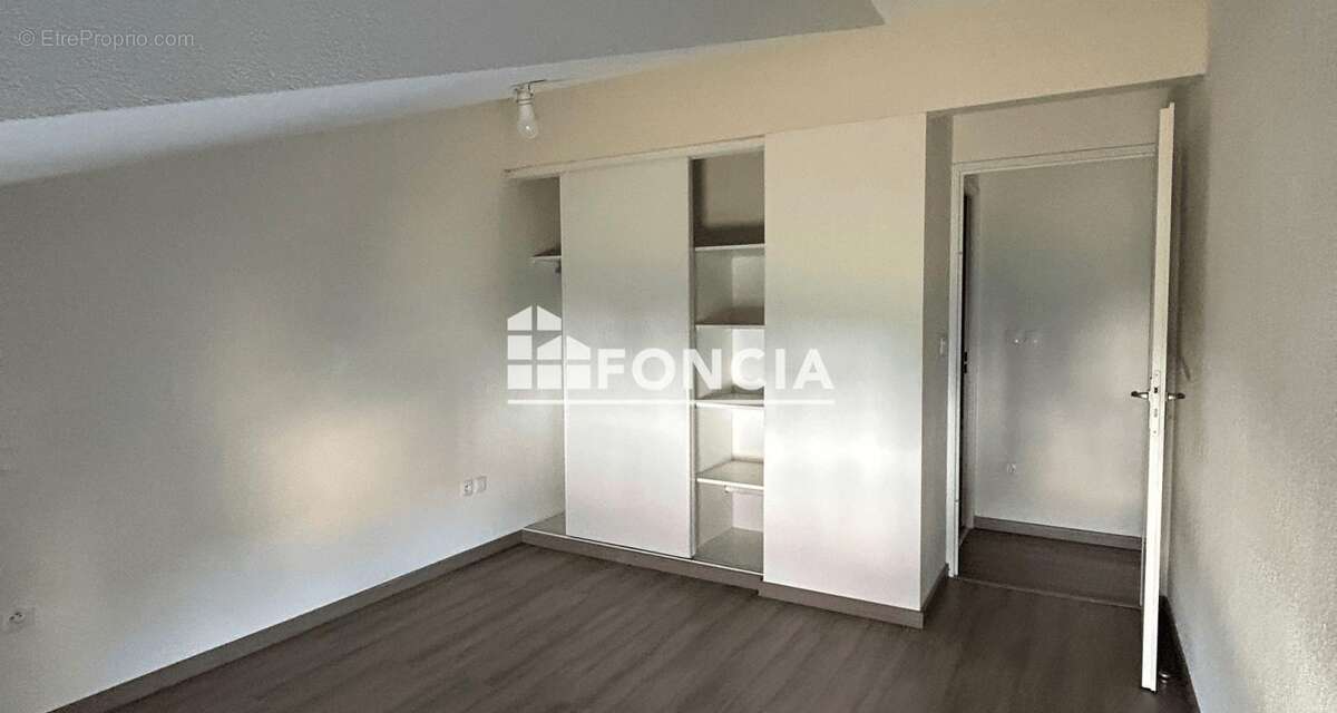 Appartement à PINS-JUSTARET