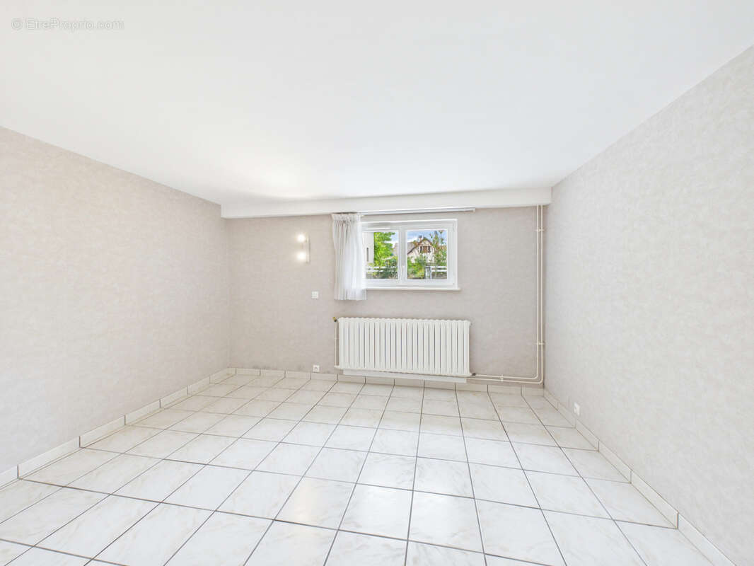 EMPLACEMENT IDEAL pour cette Grande maison située au centre du village d'AUGNY - photo 15