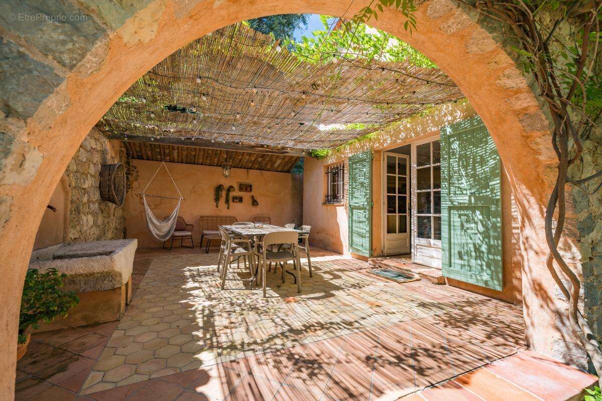 Grasse Saint Mathieu - Magnifique propriété composée de 2 maisons en pierre avec piscine - photo 2