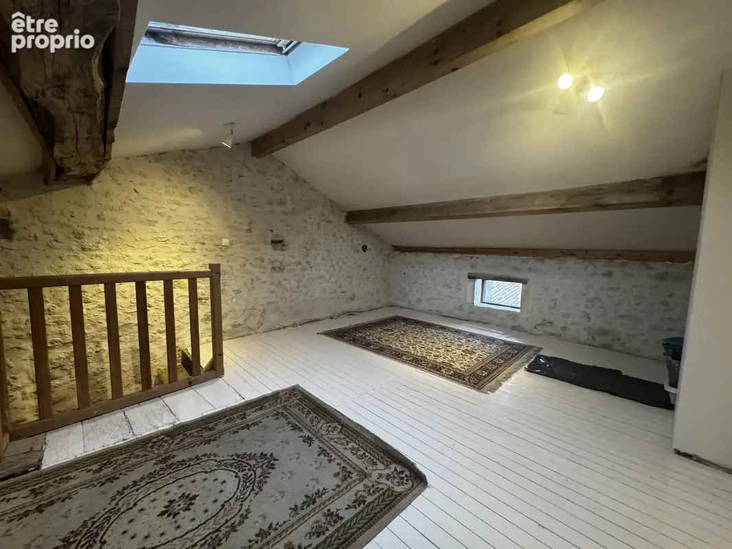 Maison de caractère avec beau potentiel - Champagne-et-Fontaine - photo 9