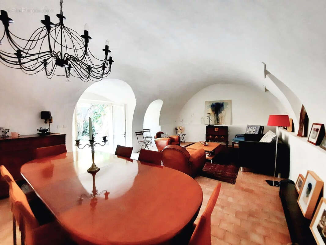 Maison à LA ROQUE-D&#039;ANTHERON