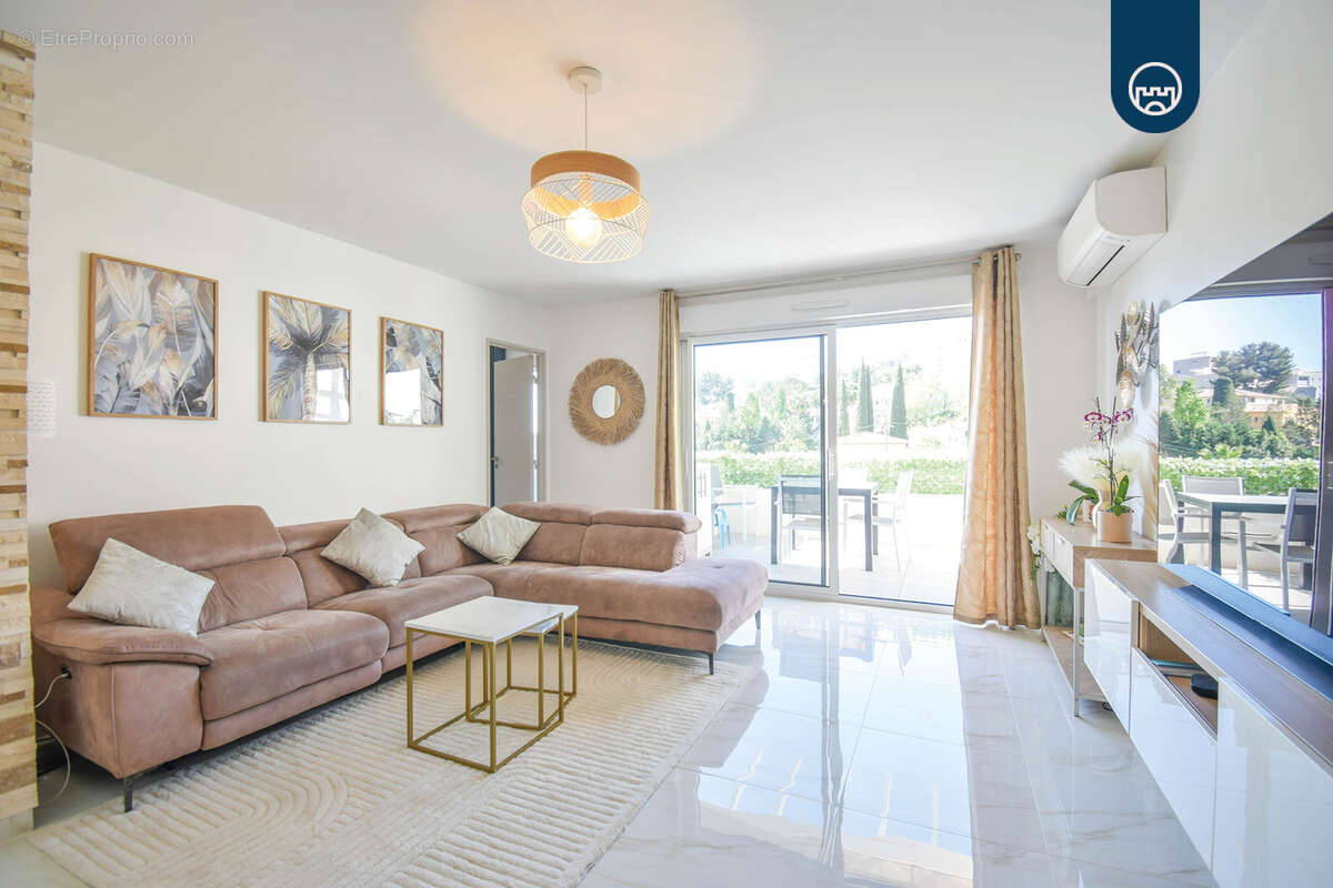 Appartement à SAINT-LAURENT-DU-VAR