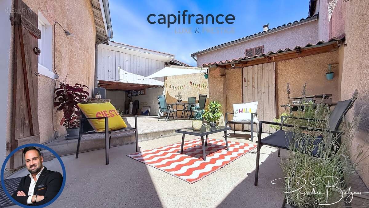 Maison à vendre 4 pièces SAINT GENIS LES OLLIERES (69) – Le charme d'une maison de village avec cour intimiste, garage et vie à  - photo 10
