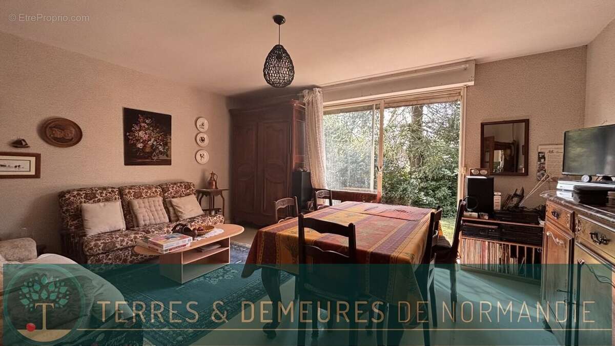 Maison d'environ 65m² avec deux chambres, implantée sur un terrain de 450 m², située sur la commune de Petit-Caux. - photo 4