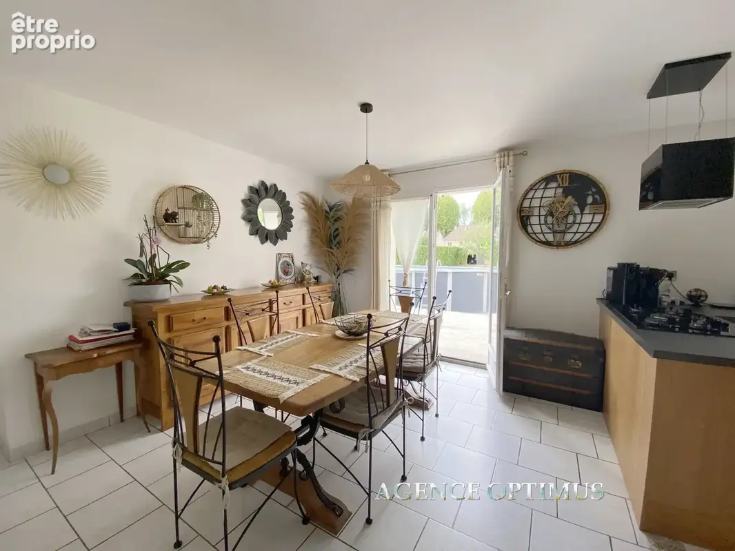PAVILLON DE PLAIN-PIED - 3 chambres - Grand terrain clos 1400m2 - Piscine - Garage - VILLENEUVE LA GUYARD - photo 9
