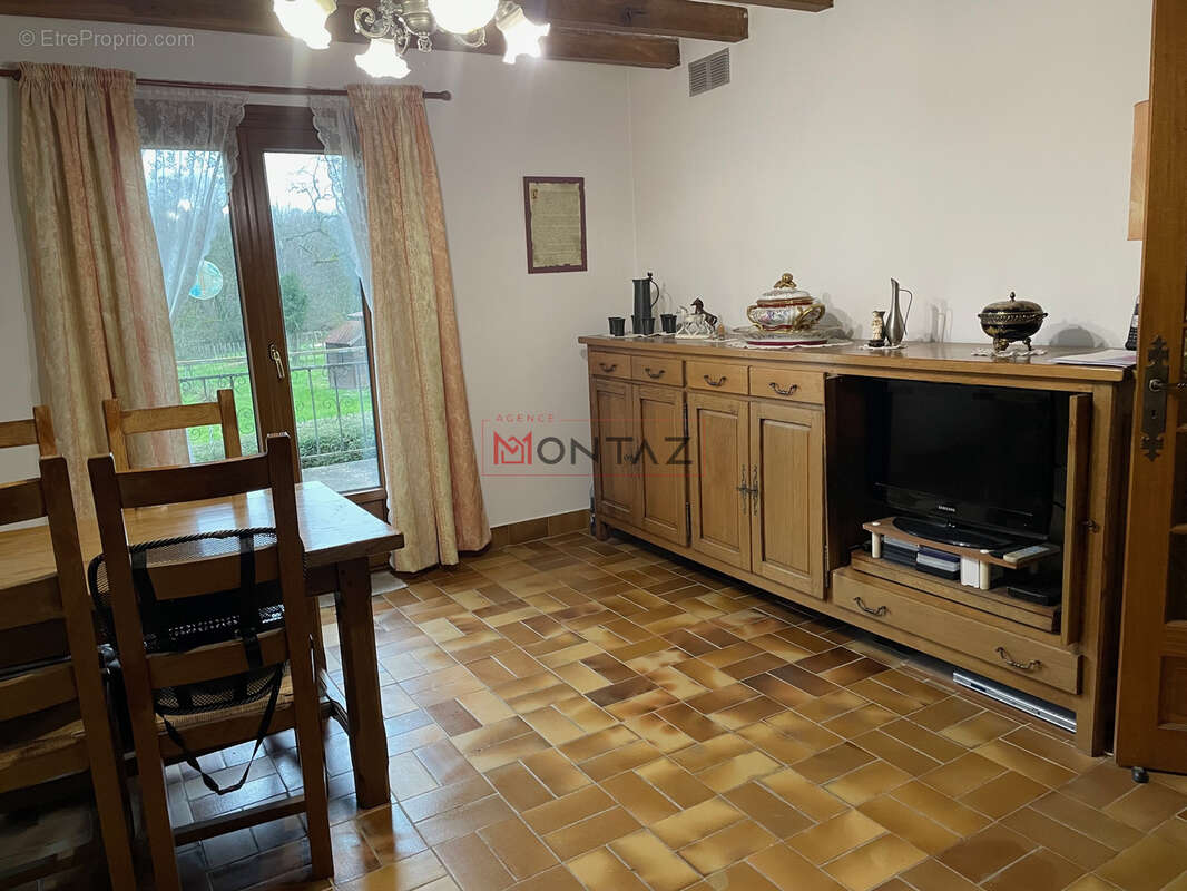 Maison à SAINT-DENIS-LES-REBAIS