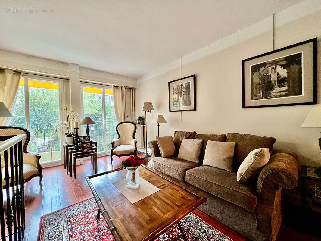 Appartement à PARIS-16E