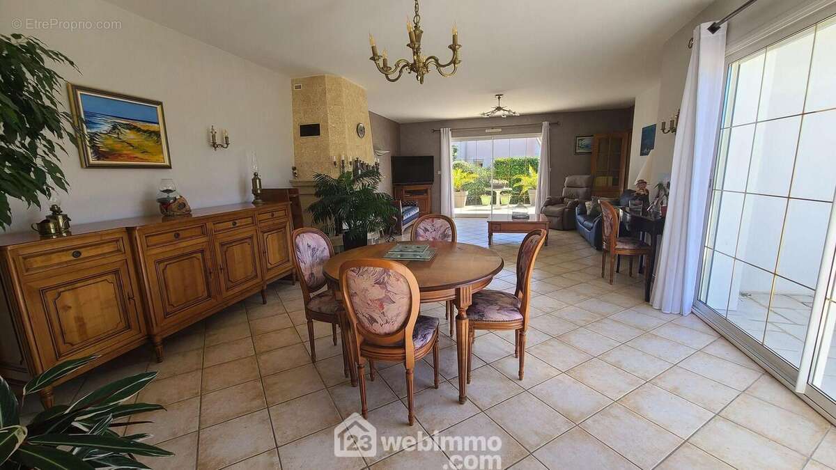 Séjour de 48m² - Maison à TALMONT-SAINT-HILAIRE