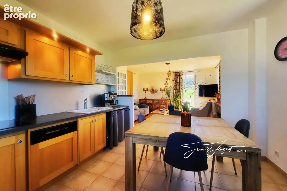 MÉSIGNY - T4 entièrement rénové - Toiture et PAC très récentes - Combles aménageables en appartement locatif - photo 4