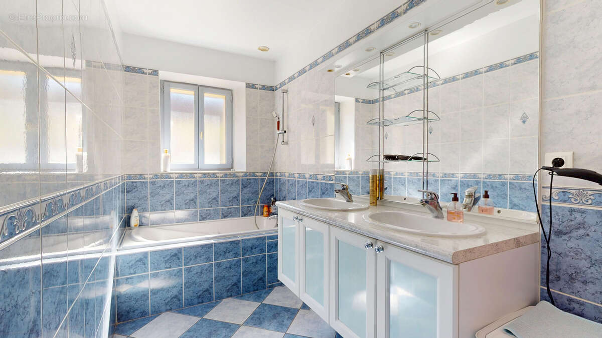 Maison à AVANNE-AVENEY