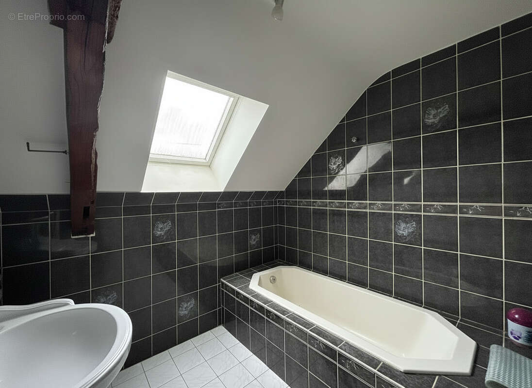 Maison avec dépendances et piscine à Mazé Milon - photo 8