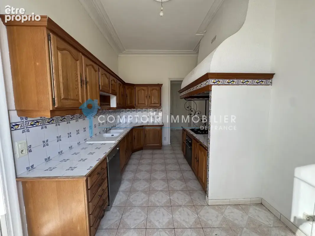 Exclusivité Appartement 144 m2, 3 chambres, grenier + cave - proche arènes - photo 10