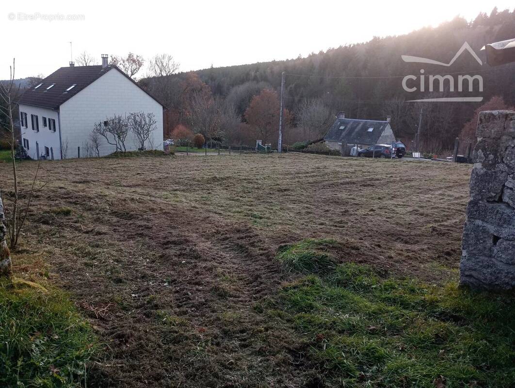 Terrain à ROYERE-DE-VASSIVIERE