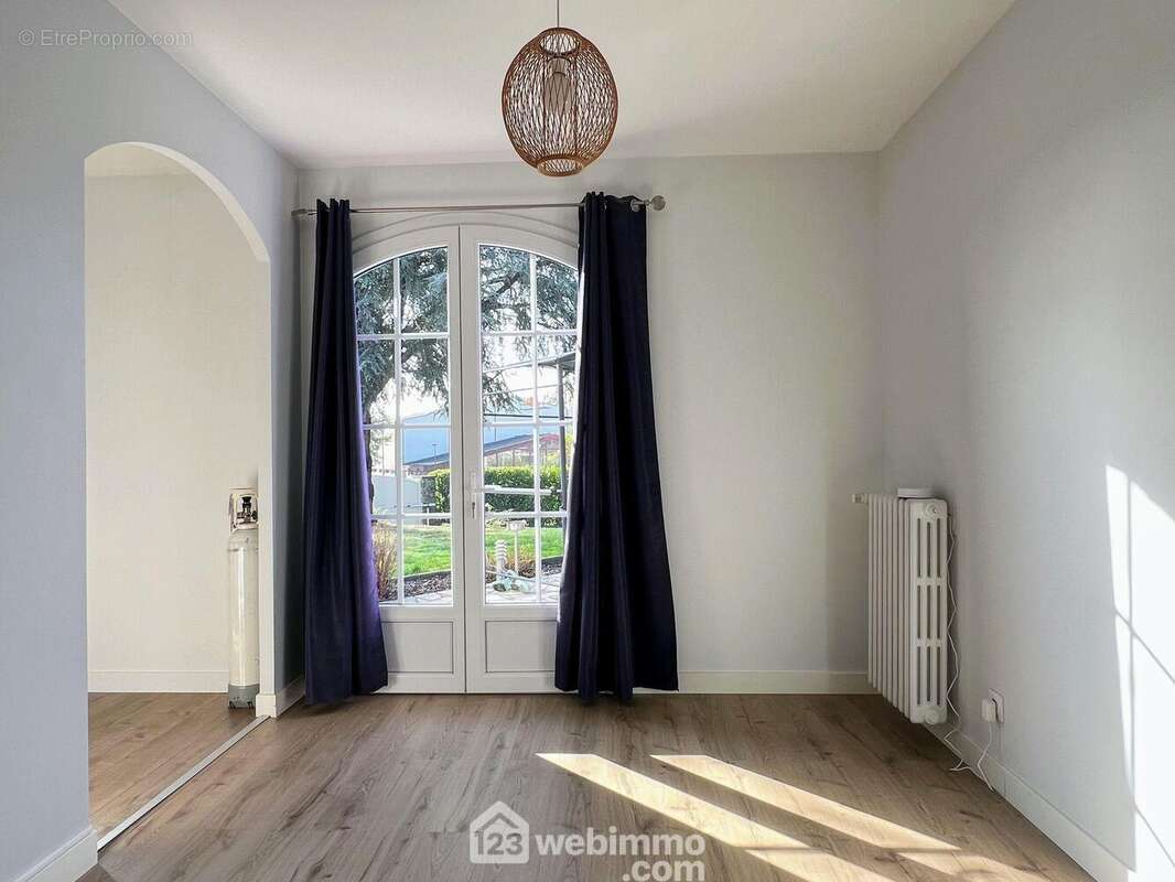 On trouve également au rez-de-chaussée un bureau... - Maison à CHALONNES-SUR-LOIRE