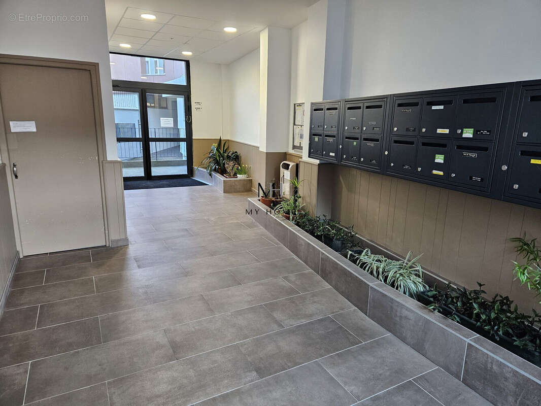 Accès logement porte du fond ensuite à droite - Appartement à ALENCON