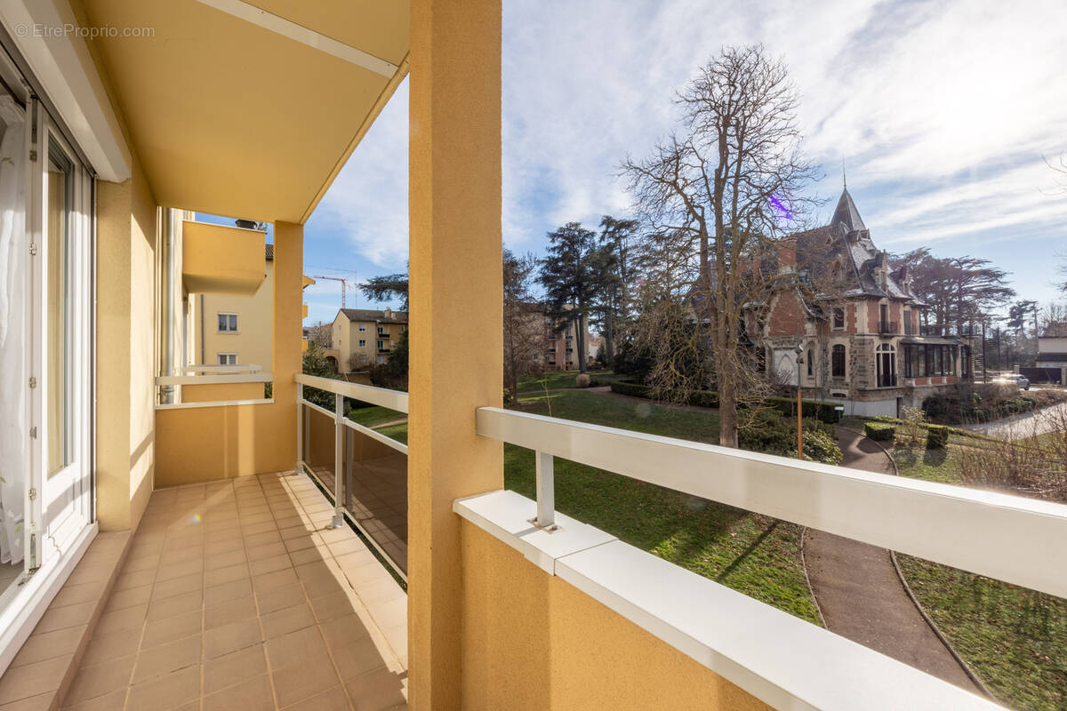 Appartement à SAINT-PRIEST-EN-JAREZ