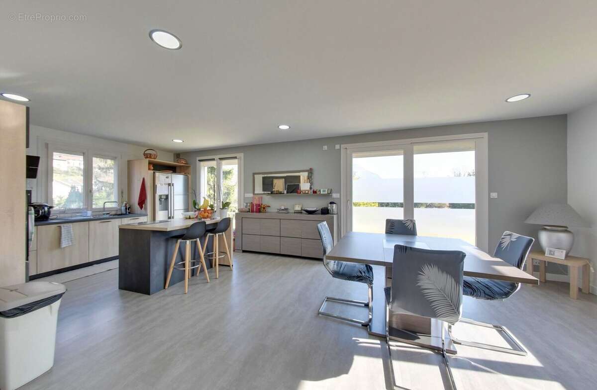 Maison 227 m² à Fontanil-Cornillon  - photo 2